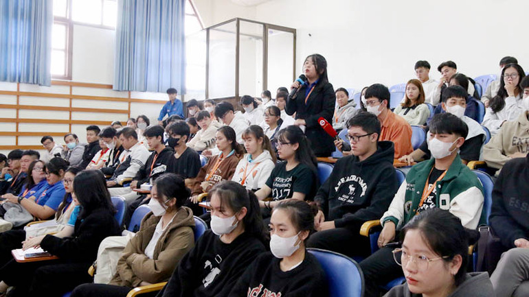 Cử tri sinh viên Trường đại học Đà Lạt trình bày ý kiến với Đoàn đại biểu Quốc hội tỉnh Lâm Đồng.