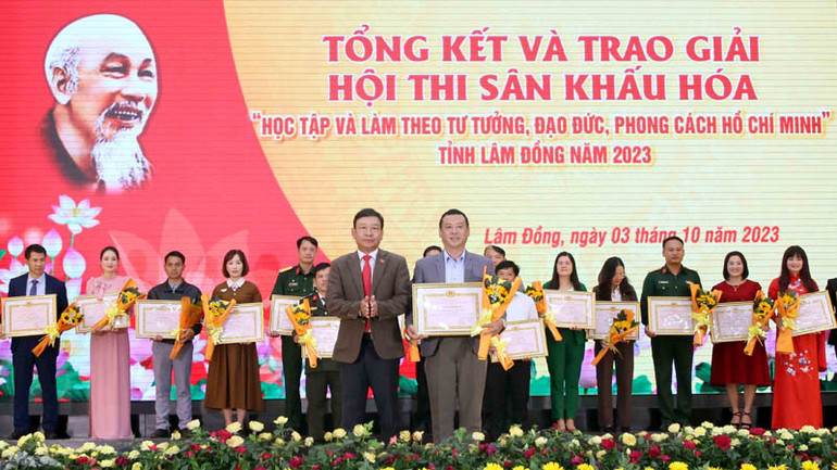 Ban tổ chức trao giải nhất cho đội thi thành phố Bảo Lộc.