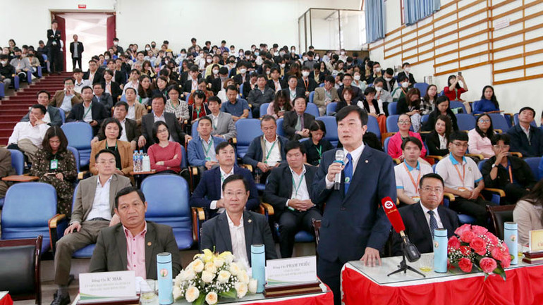 Hiệu trưởng Trường đại học Đà Lạt Lê Minh Chiến phát biểu ý kiến tại buổi tiếp xúc.