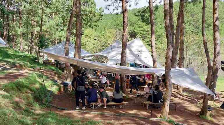 Đoàn kiểm tra ghi nhận tại khu vực này còn có các bàn để tổ chức ăn uống.