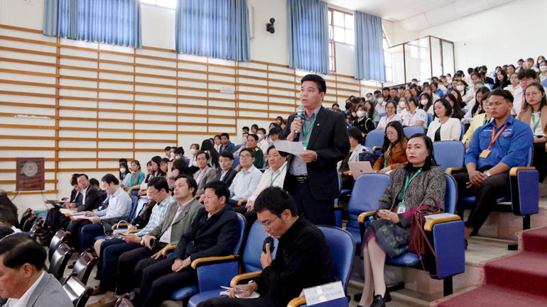 Cử tri giảng viên Trường đại học Đà Lạt trình bày ý kiến với Đoàn đại biểu Quốc hội tỉnh Lâm Đồng.