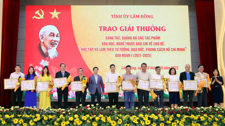 Ban tổ chức trao giải thưởng sáng tác, quảng bá các tác phẩm văn học, nghệ thuật, báo chí về chủ đề “Học tập và làm theo tư tưởng, đạo đức, phong cách Hồ Chí Minh”.