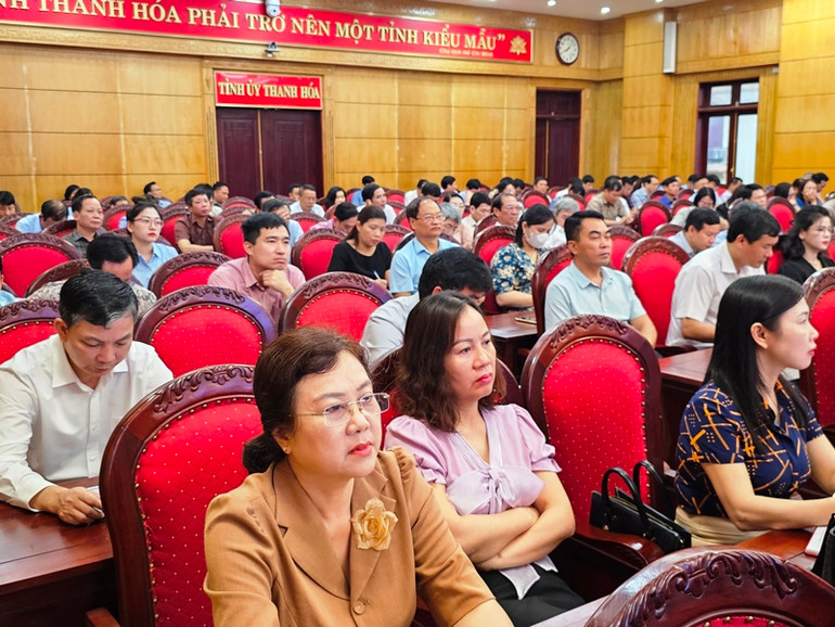 Cán bộ, đảng viên học tập, nghiên cứu tác phẩm của Tổng Bí thư Nguyễn Phú Trọng.