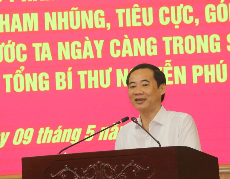 Tiến sĩ Nguyễn Thái Học, Phó Trưởng Ban Nội chính Trung ương, giới thiệu nội dung tác phẩm.