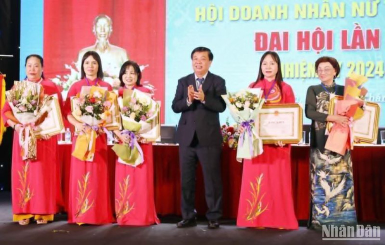 Ông Nguyễn Quang Hưng, Phó Chủ tịch Thường trực Ủy ban nhân dân tỉnh Thái Bình trao tặng Bằng khen cho các nữ doanh nhân có thành tích nổi bật, tiêu biểu trong sản xuất và hoạt động xã hội 5 năm qua.