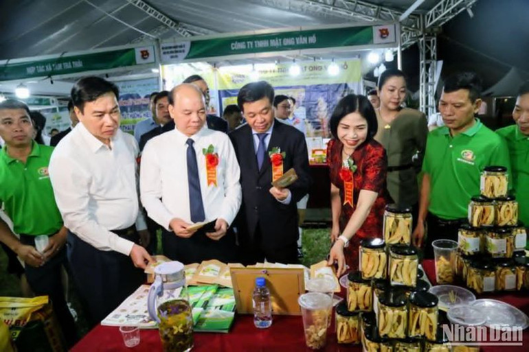 Các đại biểu tham quan gian trưng bày sản phẩm nông nghiệp của tỉnh Thái Bình.