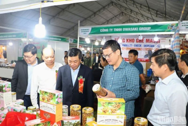 Có khoảng 300 gian hàng của 100 doanh nghiệp tham dự hội chợ.