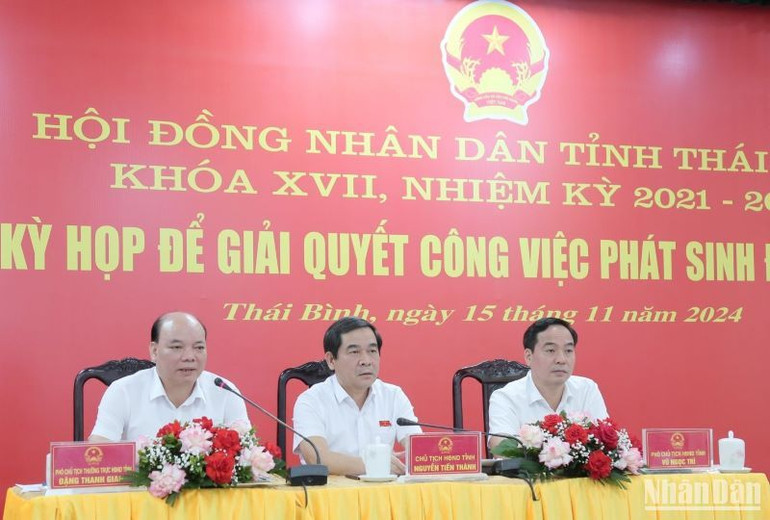 Các đại biểu chủ trì kỳ họp.