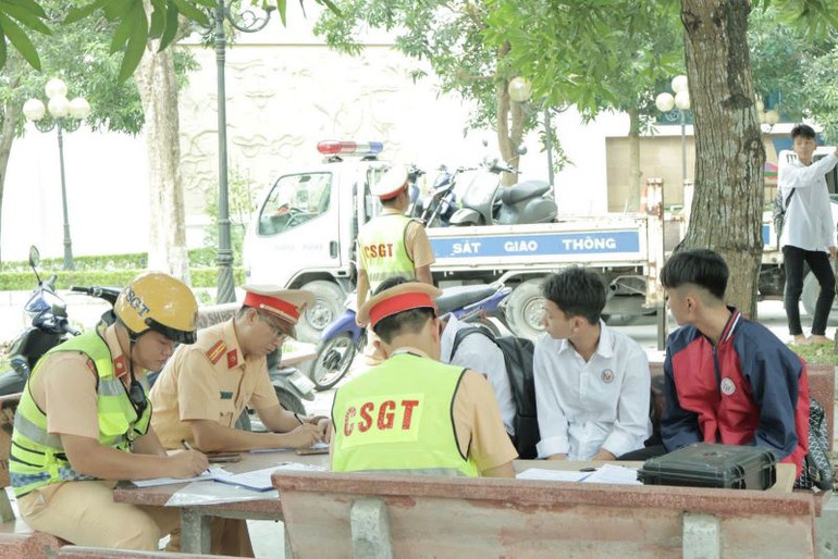 Xử lý học sinh vi phạm giao thông tại huyện Vũ Thư (tỉnh Thái Bình). (Ảnh THANH VÂN)
