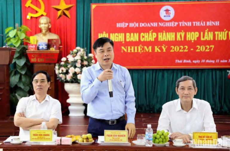 Phó Chủ tịch Ủy ban nhân dân tỉnh Thái Bình Phạm Văn Nghiêm đánh giá cao nghĩa cử cao đẹp của các doanh nhân, doanh nghiệp trong việc chung tay cùng tỉnh Thái Bình xóa nhà tạm, nhà dột nát.