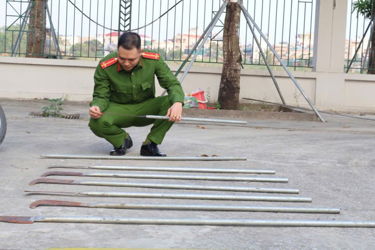 Số hung khí nhóm đối tượng mang theo để giải quyết mâu thuẫn. (Ảnh Công an cung cấp)