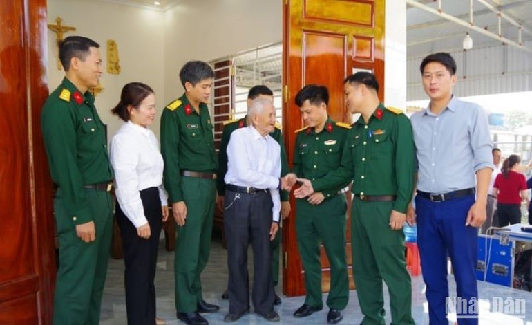 Ban Chỉ huy Quân sự huyện Quỳnh Phụ (tỉnh Thái Bình) bàn giao nhà tình nghĩa cho ông Hoàng Ngọc Tuynh, xã Quỳnh Hoa, huyện Quỳnh Phụ.