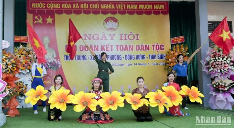 Các tiết mục văn nghệ đặc sắc do người dân trong thôn biểu diễn.