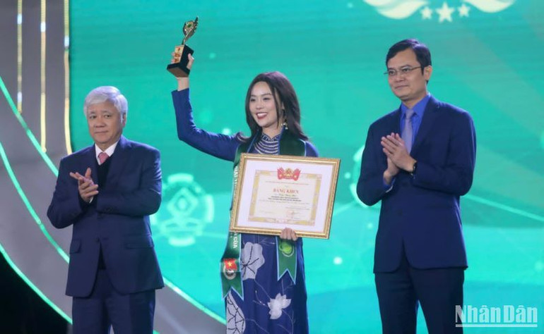 Chủ tịch Ủy ban Mặt trận Tổ quốc Việt Nam Đỗ Văn Chiến trao giải thưởng Lương Định Của cho chị Trần Thùy Nhi (tỉnh Ninh Bình).