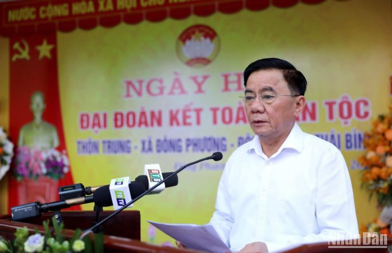 Thường trực Ban Bí thư Trần Cẩm Tú đánh giá cao hiệu quả hoạt động của Ban công tác Mặt trận thôn Trung, xã Đông Phương (huyện Đông Hưng, tỉnh Thái Bình).