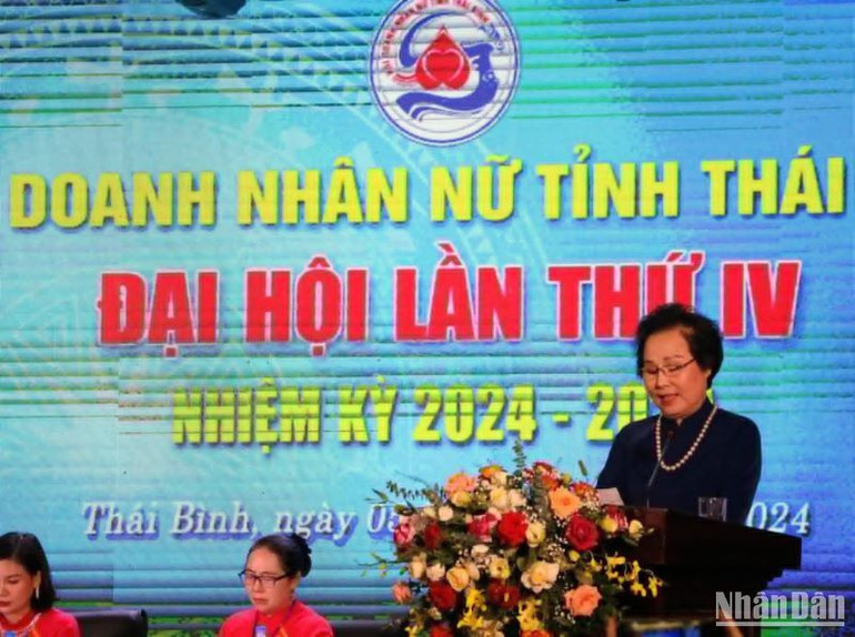 Bà Nguyễn Thị Bảo Hiền, Phó Chủ tịch Thường trực Hiệp hội nữ doanh nhân Việt Nam phát biểu tại Đại hội.