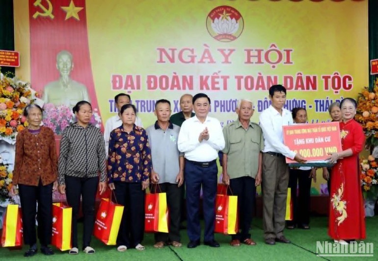 Đồng chí Trần Cẩm Tú tặng quà cho người dân thôn Trung, xã Đông Phương (huyện Đông Hưng, tỉnh Thái Bình).