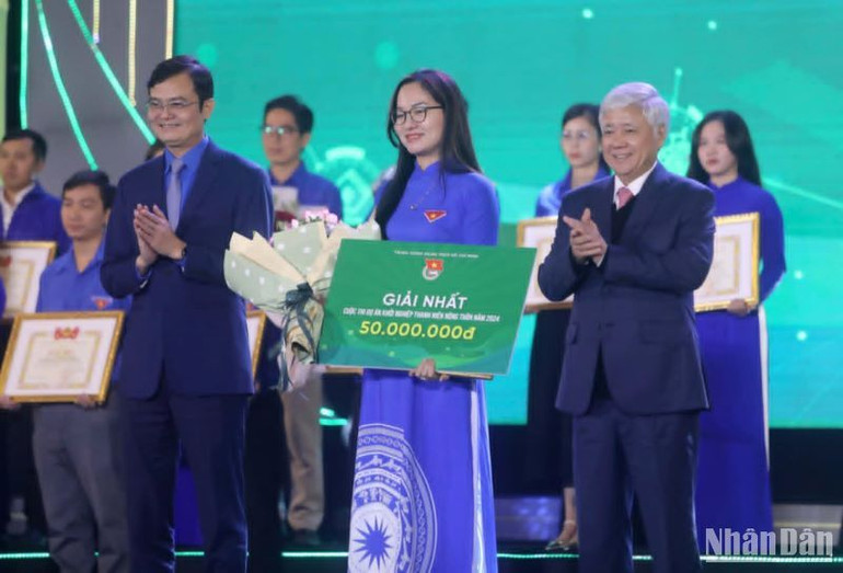 Đồng chí Đỗ Văn Chiến trao giải Nhất cuộc thi "Dự án khởi nghiệp thanh niên nông thôn năm 2024" cho bạn Trần Thị Hồng Thắm (huyện Quỳnh Lưu, Nghệ An) với dự án "Phát triển bền vững ngành muối bằng công nghệ NanoSalt".