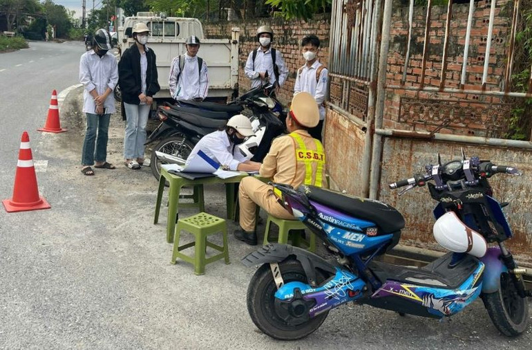 Xử lý, nhắc nhở học sinh vi phạm khi tham gia giao thông tại huyện Hưng Hà (tỉnh Thái Bình). (Ảnh NGUYỄN THUẦN)
