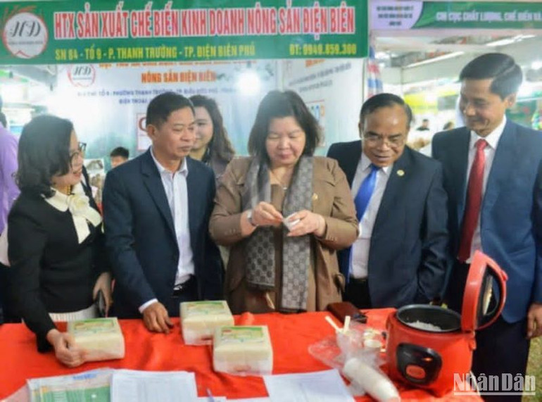 Đại biểu tham quan gian hàng trưng bày sản phẩm tiêu biểu của Liên minh Hợp tác xã tại Hội chợ Nông nghiệp quốc tế đồng bằng Bắc Bộ năm 2024. Đại biểu tham quan gian hàng trưng bày sản phẩm tiêu biểu của Liên minh Hợp tác xã tại Hội chợ Nông nghiệp quốc tế đồng bằng Bắc Bộ năm 2024.