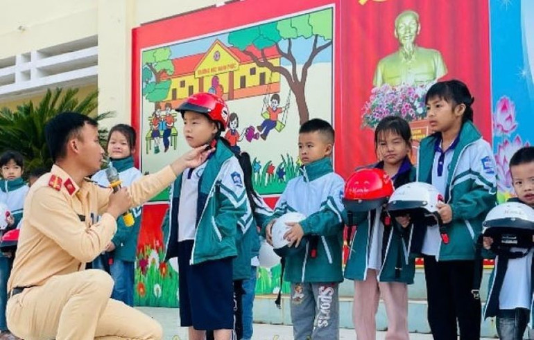 Tuyên truyền an toàn giao thông tại Trường tiểu học An Lễ (Quỳnh Phụ, tỉnh Thái Bình). (Ảnh: HẢI ANH)