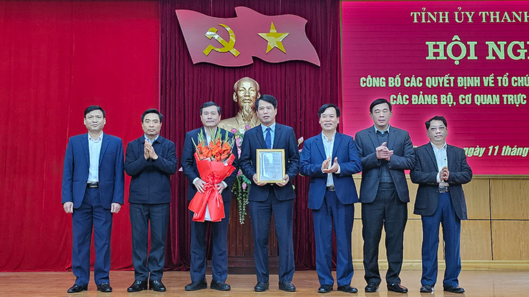 Bí thư Tỉnh ủy Thanh Hóa trao quyết định, tặng hoa cho Ban Tuyên giáo và Dân vận Tỉnh ủy.