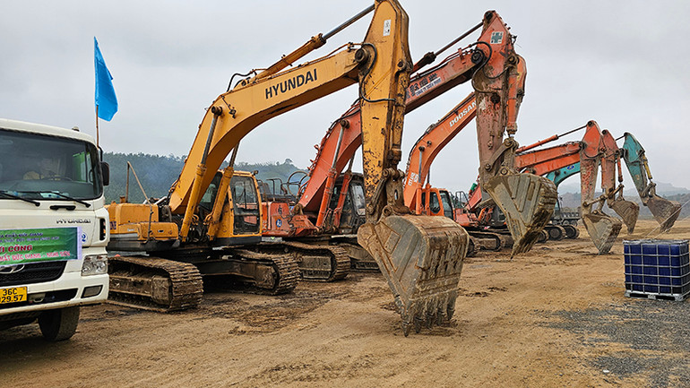 Xe máy khởi động thi công các hạng mục công trình. Xe máy khởi động thi công các hạng mục công trình.