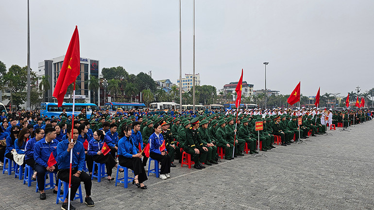 Đông đảo thanh niên tham dự lễ giao nhận quân năm 2025.