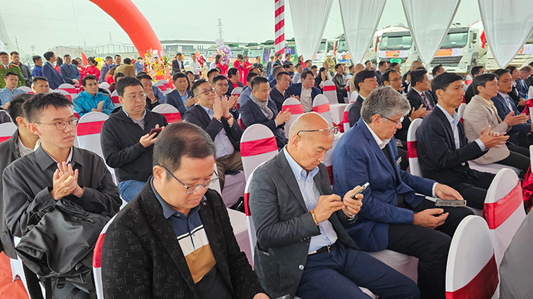 Các đại biểu, đối tác cùng cán bộ, nhân dân Thanh Hóa tham dự buổi lễ. Các đại biểu, đối tác cùng cán bộ, nhân dân Thanh Hóa tham dự buổi lễ.