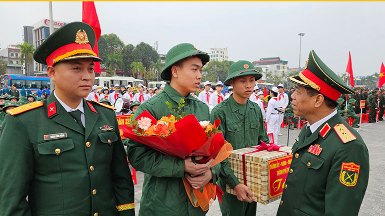 Lãnh đạo các đơn vị Quân đội với tân binh.