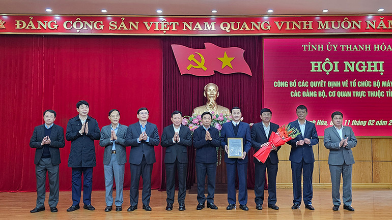 Bí thư Tỉnh ủy Thanh Hóa trao quyết định cho Đảng bộ Ủy ban nhân dân tỉnh Thanh Hóa.