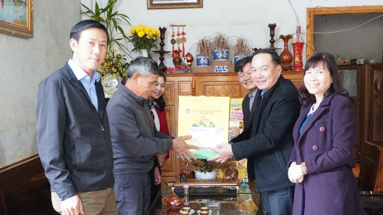 Thăm và chúc Tết gia đình thương binh Lê Văn Phòng.