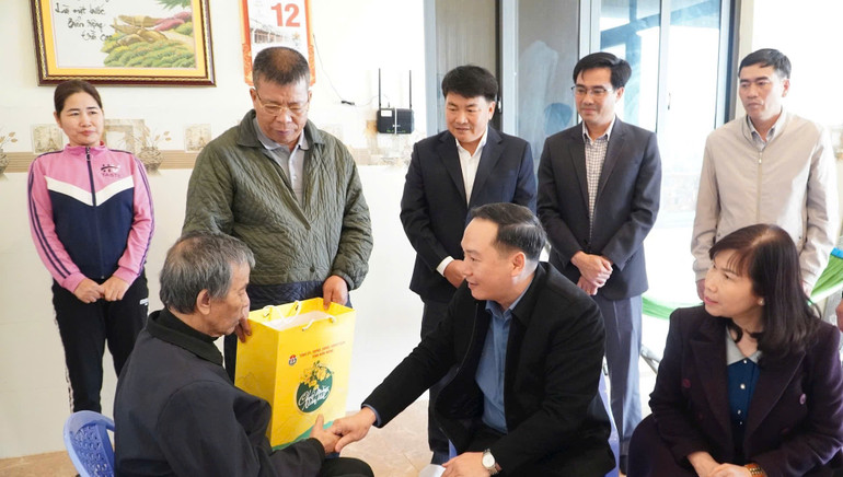 Đoàn công tác thăm hỏi, chúc tết gia đình thương binh Phạm Văn Dương.