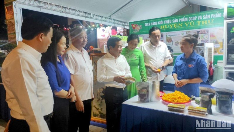 Các đại biểu thăm quan gian hàng trưng bày sản phẩm OCOP, sản phẩm chủ lực của huyện Vũ Thư.