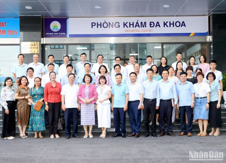 Đoàn công tác Bộ Y tế chụp ảnh lưu niệm với lãnh đạo Sở Y tế Thái Bình và cán bộ, nhân viên CDC Thái Bình tại phòng khám đa khoa.