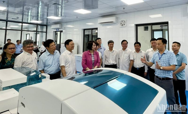 Lãnh đạo Bộ Y tế thăm quan các thiết bị hiện đại được đầu tư tại Tòa nhà CDC được xây dựng mới với kinh phí hơn 200 tỷ đồng.