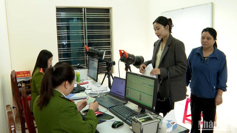 Cán bộ, chiến sĩ Công an tỉnh Thái Bình tận tình phục vụ người dân đến giao dịch, làm thủ tục hành chính.