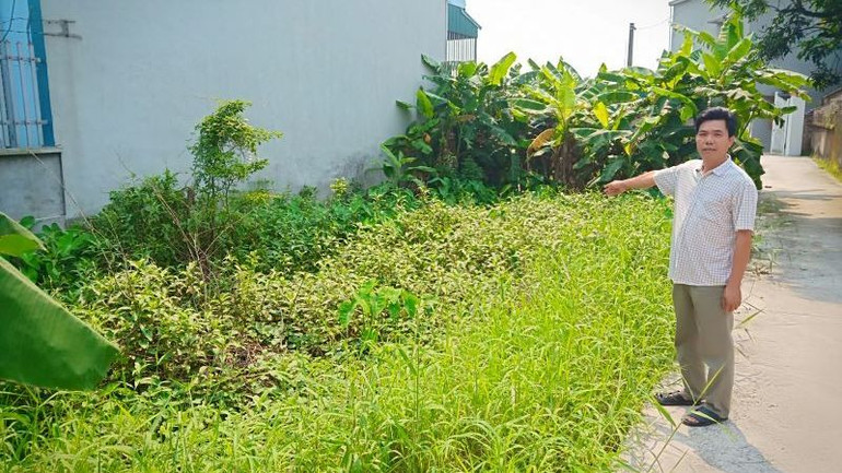 Ông Hoàng Trọng Dương, xã Tam Quang bên lô đất đã trúng đấu giá, nhưng mười mấy năm nay chưa được cấp quyền sử dụng đất. Ông Hoàng Trọng Dương, xã Tam Quang bên lô đất đã trúng đấu giá, nhưng mười mấy năm nay chưa được cấp quyền sử dụng đất.