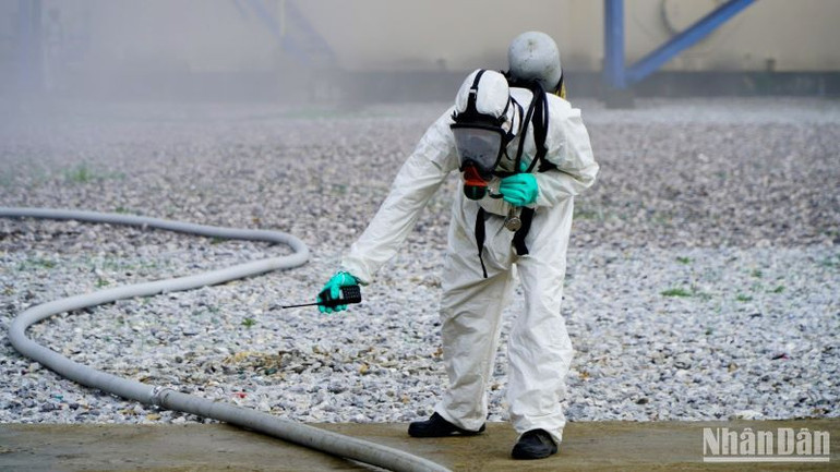 Lực lượng diễn tập kiểm tra nồng độ hóa chất phát tán ra môi trường trong Nhà máy.