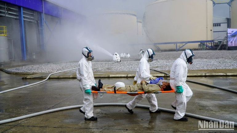 Tiến hành cấp cứu người bị nhiễm khí độc.