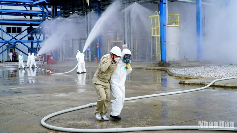 Đưa công nhân trong Nhà máy ra khỏi khu vực nguy hiểm.