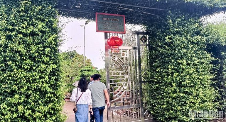 Cổng vào nhà vườn của gia đình nghệ nhân Nguyễn Như Tuấn.