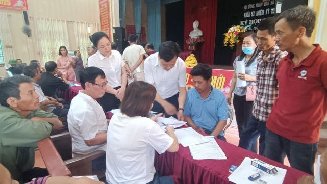 Hơn 1 năm nay, huyện Vũ Thư tích cực tháo gỡ điểm nghẽn trong quản lý đất đai bằng việc tổ chức thực hiện cấp quyền sử dụng đất lần đầu cho công dân trên địa bàn. Hơn 1 năm nay, huyện Vũ Thư tích cực tháo gỡ điểm nghẽn trong quản lý đất đai bằng việc tổ chức thực hiện cấp quyền sử dụng đất lần đầu cho công dân trên địa bàn.