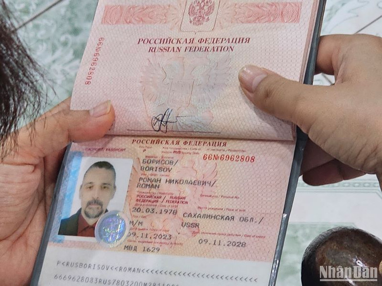 Hộ chiếu của người đàn ông này vẫn còn thời hạn tạm trú tại Việt Nam.