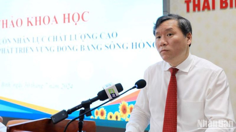 Giáo sư, Tiến sĩ Lê Văn Lợi, Phó Giám đốc Học viện Chính trị Quốc gia Hồ Chí Minh nhấn mạnh đến việc thu hút, trọng dụng nhân tài là yếu tố quan trọng để phát triển bứt phá tại các tỉnh Đồng bằng sông Hồng trong thời gian tới.