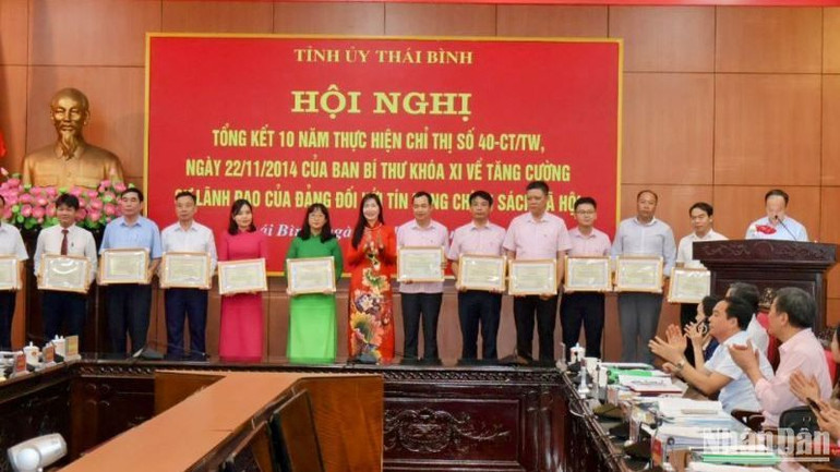 Phó Tổng Giám đốc Ngân hàng Chính sách xã hội Nguyễn Thị Hằng trao Giấy khen cho các tập thể, cá nhân ở tỉnh Thái Bình đạt thành tích xuất sắc trong thực hiện Chỉ thị 40-CT/TW.