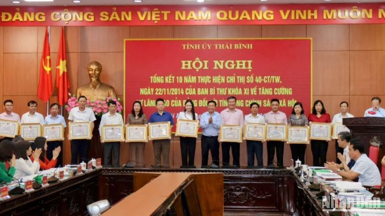 Phó Chủ tịch Thường trực Ủy ban nhân dân tỉnh Thái Bình Nguyễn Quang Hưng, Trưởng Ban đại diện Hội đồng quản trị Ngân hàng Chính sách xã hội tỉnh Thái Bình trao Bằng khen cho các tập thể và cá nhân đạt thành tích xuất sắc trong thực hiện Chỉ thị 40-CT/TW.