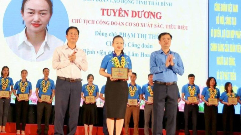 Tuyên dương các Chủ tịch Công đoàn cơ sở xuất sắc, tiêu biểu tỉnh Thái Bình. (Ảnh: Bá Mạnh)
