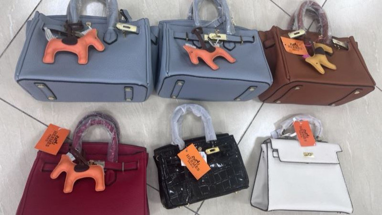 Túi xách giả mạo nhãn hiệu "Hermès". (Ảnh Cục Quản lý thị trường tỉnh Thái Bình cung cấp)