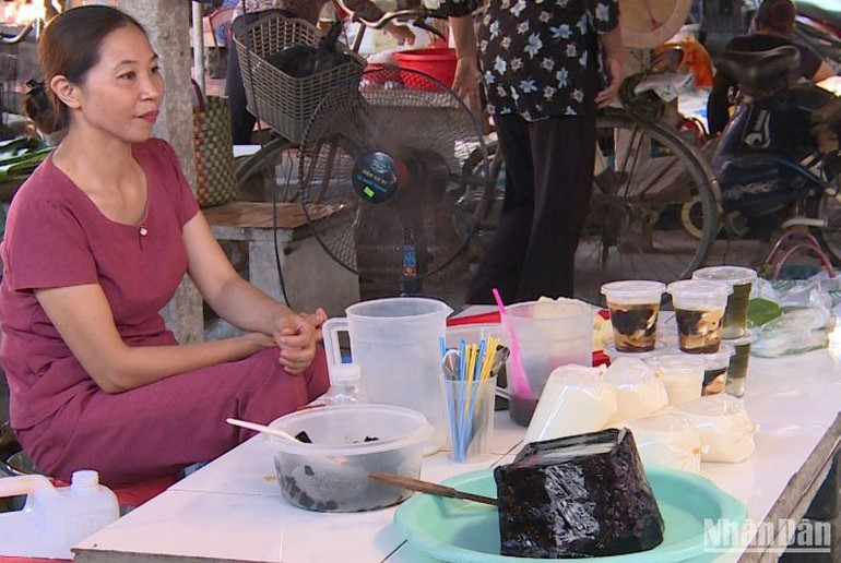 Chợ Thuận Vi bày bán 24 loại bánh truyền thống do người dân tự làm, tự tiêu thụ.